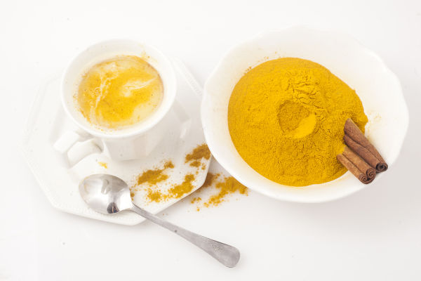 Eine Tasse Goldene Milch, zubereitet mit Kurkuma. Heilmittel für viele Krankheiten.