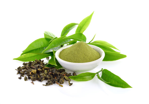 frisch grünes Teeblatt und Instant-MUTCHA-grüner Tee in Holzschüssel einzeln auf weißem Hintergrund