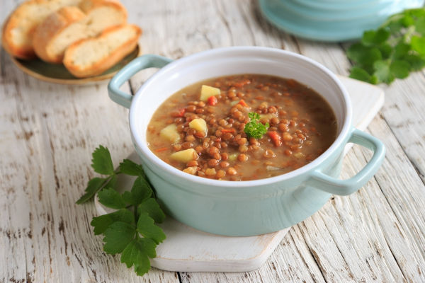 hausgemachte Linsensuppe in einem kleinen Suppenkopf