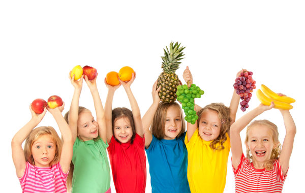 Glückliche Kinder mit Früchten