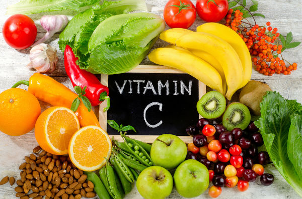 Lebensmittel hoch in Vitamin C auf einem Holzbrett. Gesund essen. Draufsicht