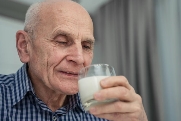 Essen oder Trinken von Milchprodukten bietet gesundheitliche Vorteile wie Aufbau und Pflege starker Knochen. Milchnährstoffe sind Kalzium, Kalium, Vitamin D und Protein.